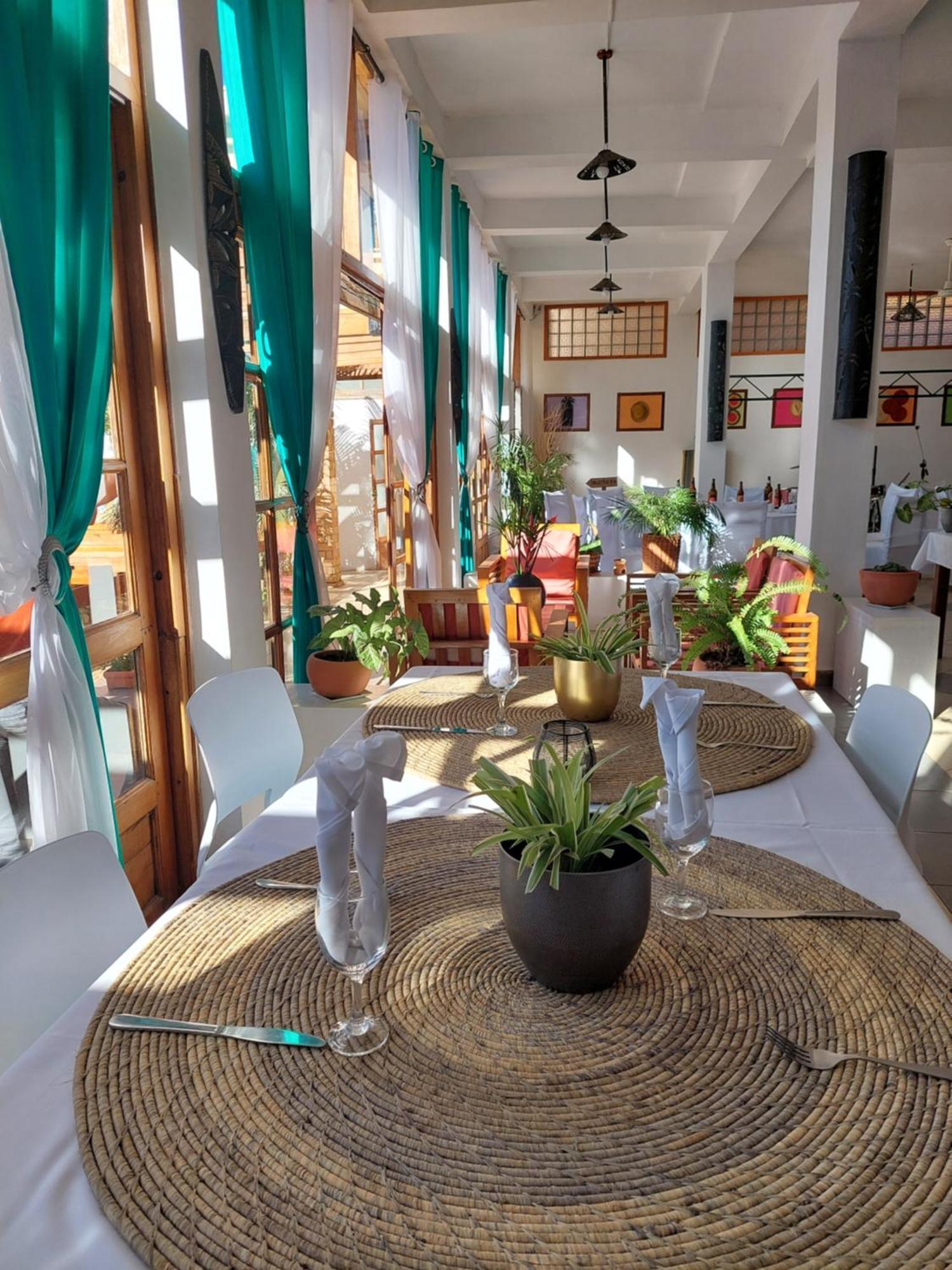 Island Continent Hotel Ivato  Buitenkant foto