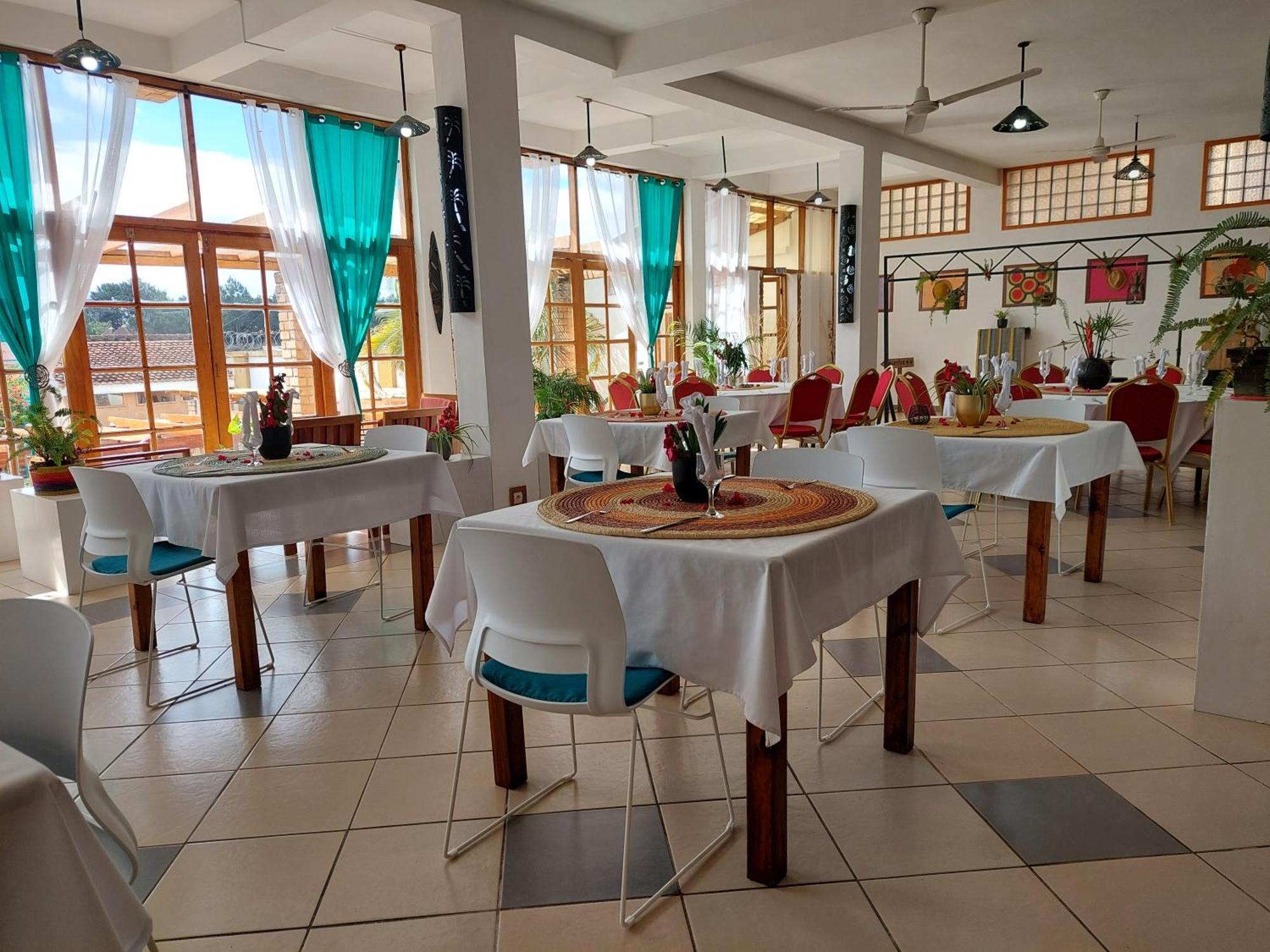Island Continent Hotel Ivato Airport Buitenkant foto