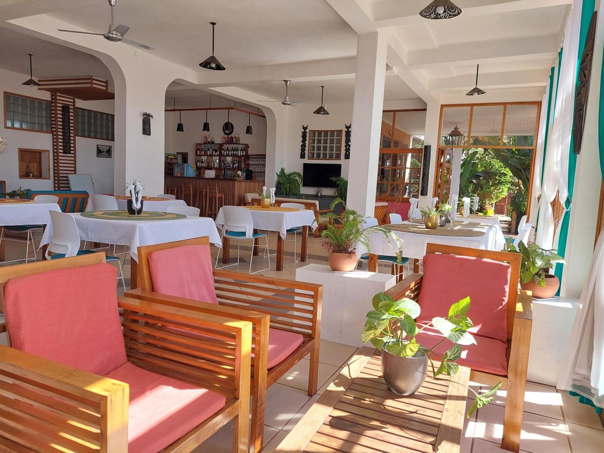 Island Continent Hotel Ivato Airport Buitenkant foto
